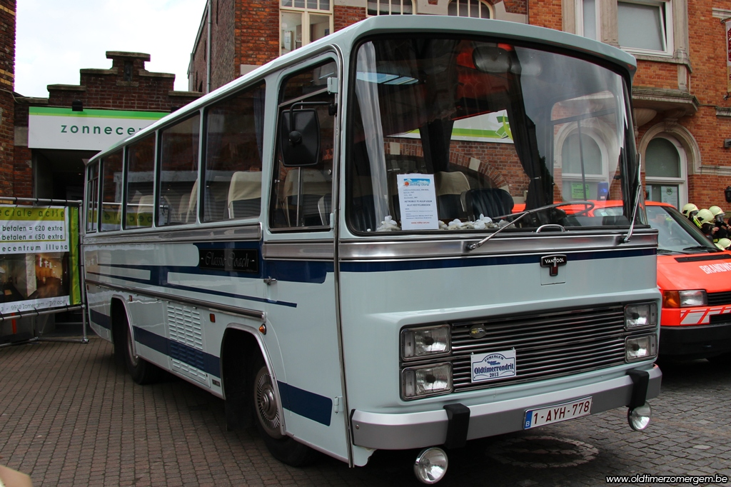 Rondrit met oldtimer-autocar tijdens de Kermis